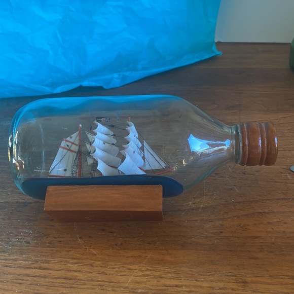 Vintage schooner “ship” a bottle with wood tan cap and base - Picture 6 of 10